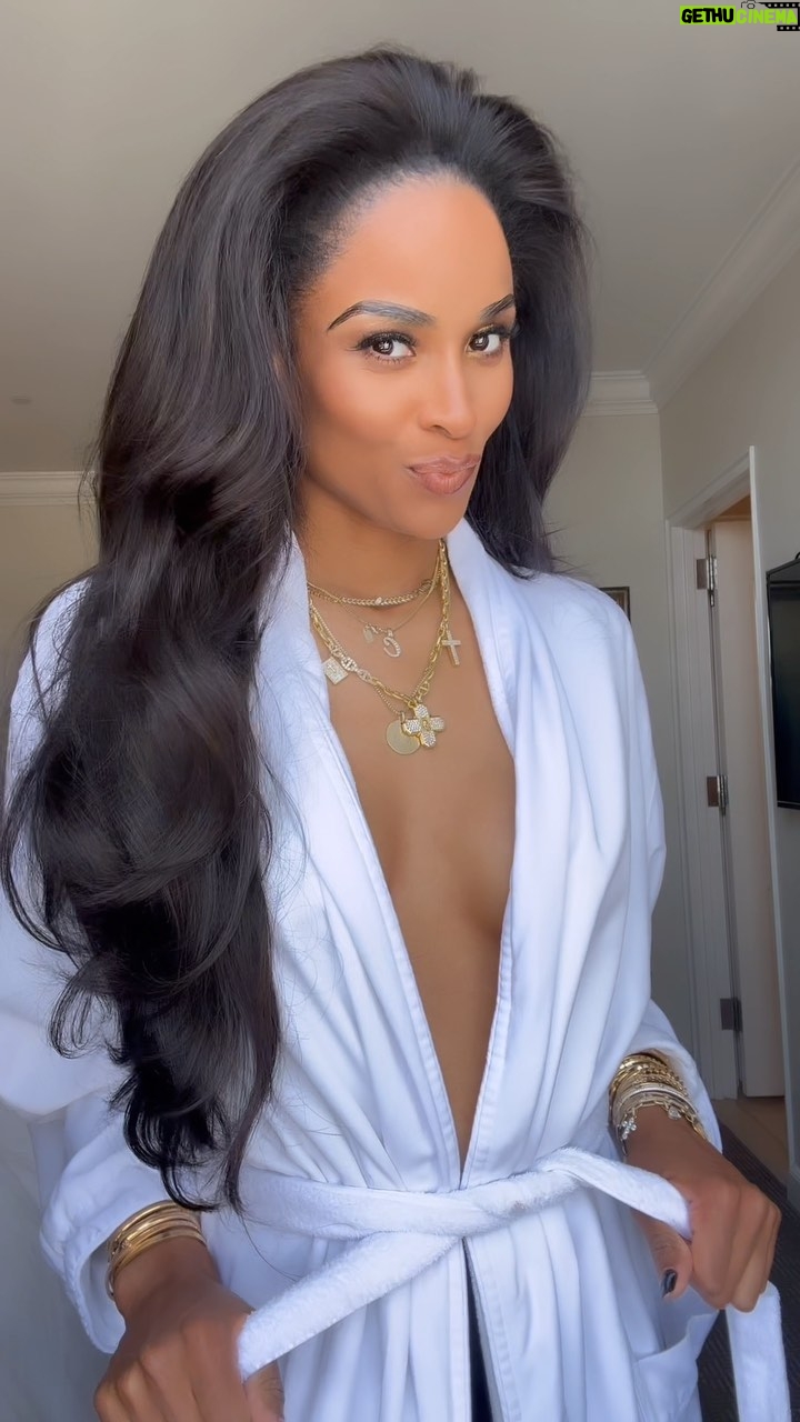 Ciara Instagram - Philly Iām here! Dreams come true! Catch me on @QVC tonight! @OAMSKIN š¤š½š