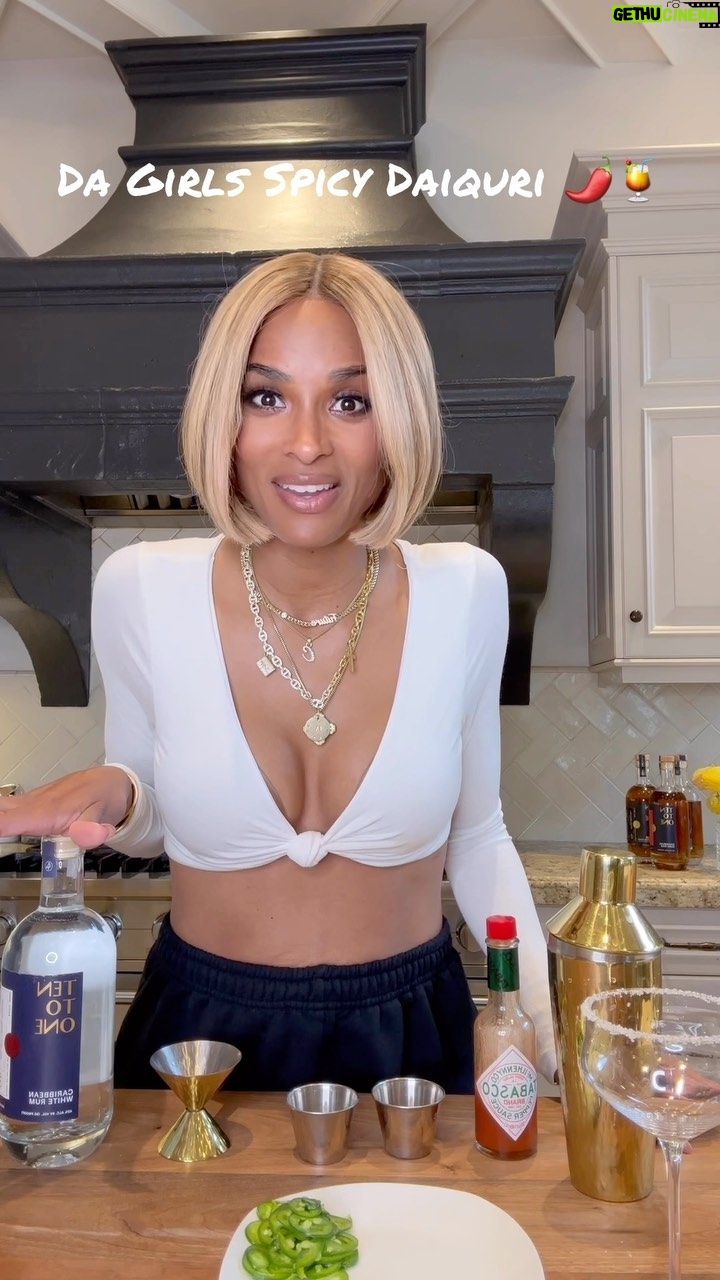 Ciara Instagram - You ever had Hot Sauce in your drank?!! Da Girls Spicy Daquiri with @TenToOneRum is lit!! Try this!🍹🌶️🤟🏽