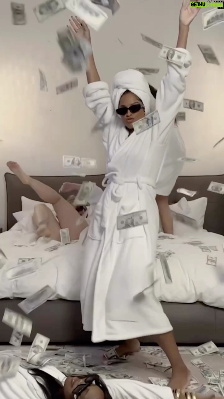 Ciara Instagram - The turn up energy I like to have with my girls Da Girls BTS out now! 😂🥰🤟🏽😎 #DaGirls