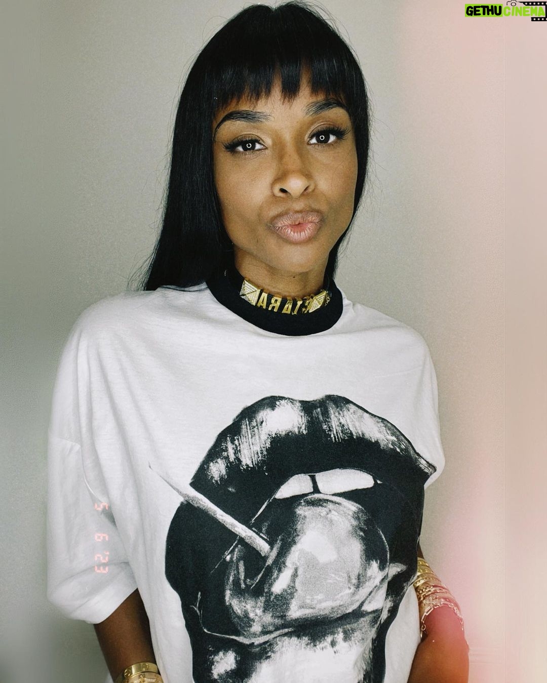 Ciara Instagram - Yβall Yoli @yolondafrederick gave me a natural makeup look tutorial over FaceTime:) Sometimes I get nervous with doing my makeup. How did I do? π₯°πππ