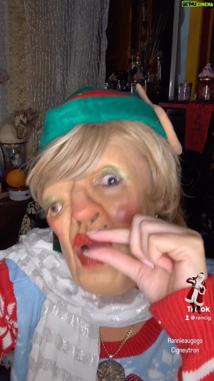Cig Neutron - 570 Likes - #merrychristmas!! #susie getting into the true #christmasspirit. #sfxmakeup by @cigneutron for @blameitonkway’s holiday short.