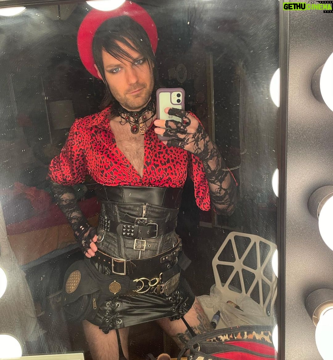Cig Neutron - 1.2K Likes - Went out dancing for the first time in like 2 or 3 years. Throughout my life I’ve felt most alive when I’m dancing. Dance is more important to the soul than most people may realize. So much fun was had. Saw so many people I knew. So grateful I’m at a place in my life that I have the clarity to finally reconnect with all parts of myself.
#alchemist #alchemy #rebis #occult #esoteric #goth #gothfashion #fashion