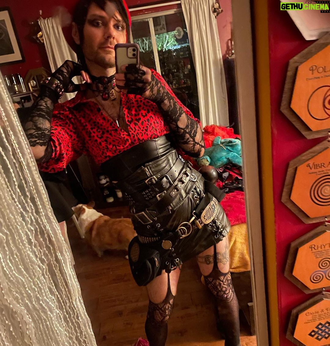 Cig Neutron - 1.2K Likes - Went out dancing for the first time in like 2 or 3 years. Throughout my life I’ve felt most alive when I’m dancing. Dance is more important to the soul than most people may realize. So much fun was had. Saw so many people I knew. So grateful I’m at a place in my life that I have the clarity to finally reconnect with all parts of myself.
#alchemist #alchemy #rebis #occult #esoteric #goth #gothfashion #fashion