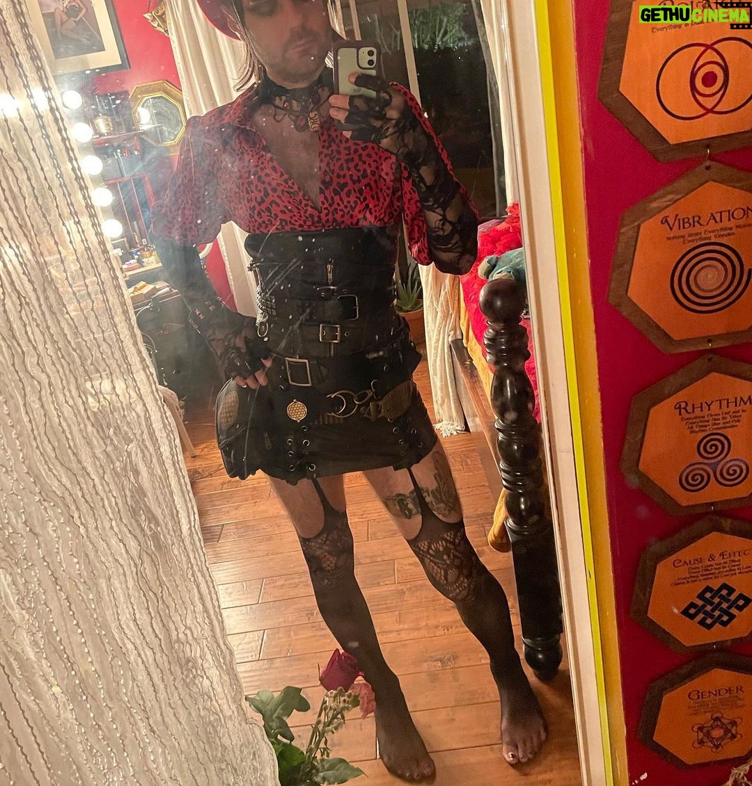 Cig Neutron - 1.2K Likes - Went out dancing for the first time in like 2 or 3 years. Throughout my life I’ve felt most alive when I’m dancing. Dance is more important to the soul than most people may realize. So much fun was had. Saw so many people I knew. So grateful I’m at a place in my life that I have the clarity to finally reconnect with all parts of myself.
#alchemist #alchemy #rebis #occult #esoteric #goth #gothfashion #fashion