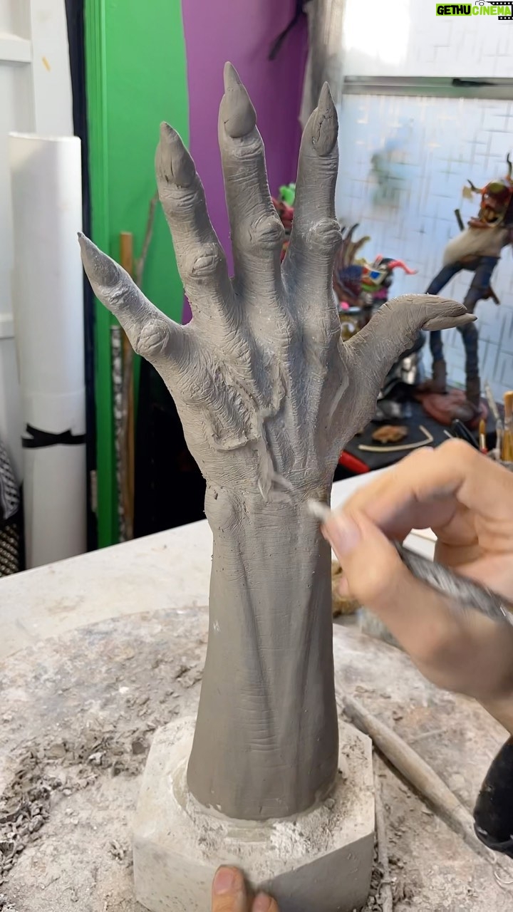 Cig Neutron - 559 Likes - Makin some gnarly hands for @vonsutra I sure do love me some gnar gnar hands. #sculpture #sculpting #timelapse #art #specialfx #makeupfx #fx #fxmakeup