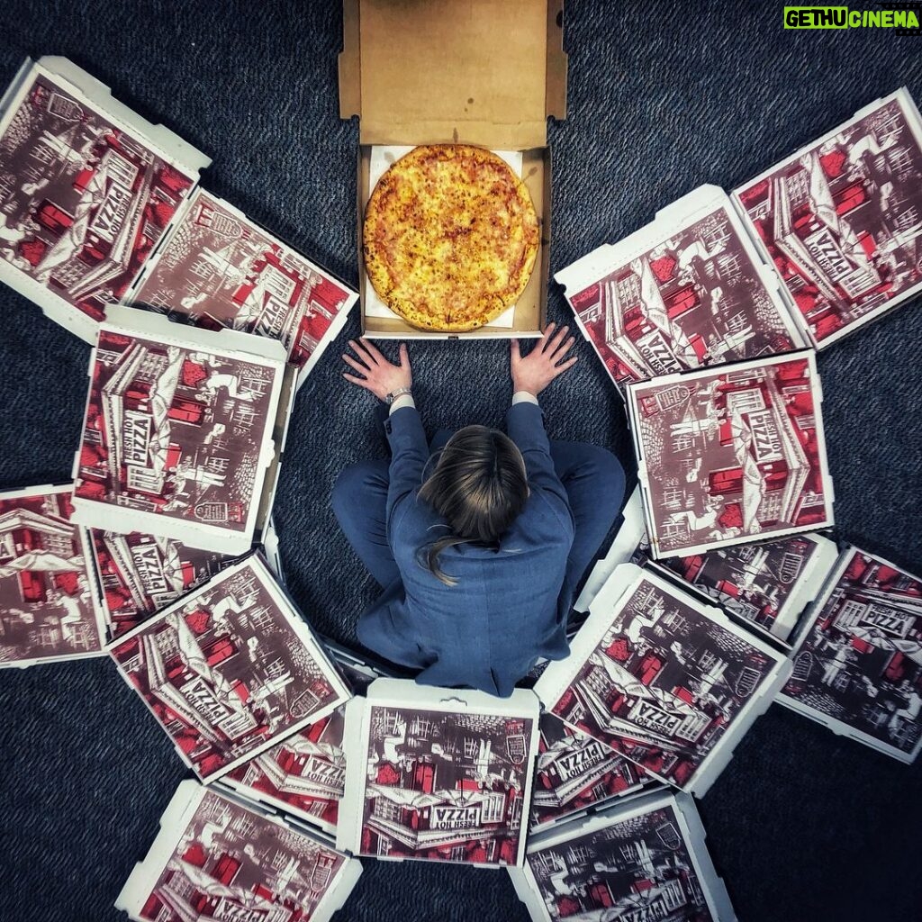 Claire Danes Instagram - Gotta get a slice before you save the world 🍕 #NationalPizzaDay #homeland