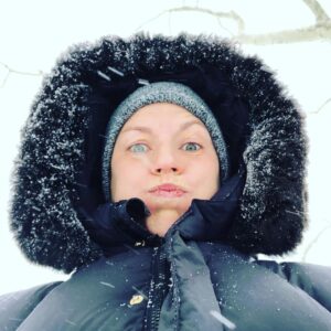 Claire Danes Instagram - Mommy’s very cold and she wants to get inside and eat soup.