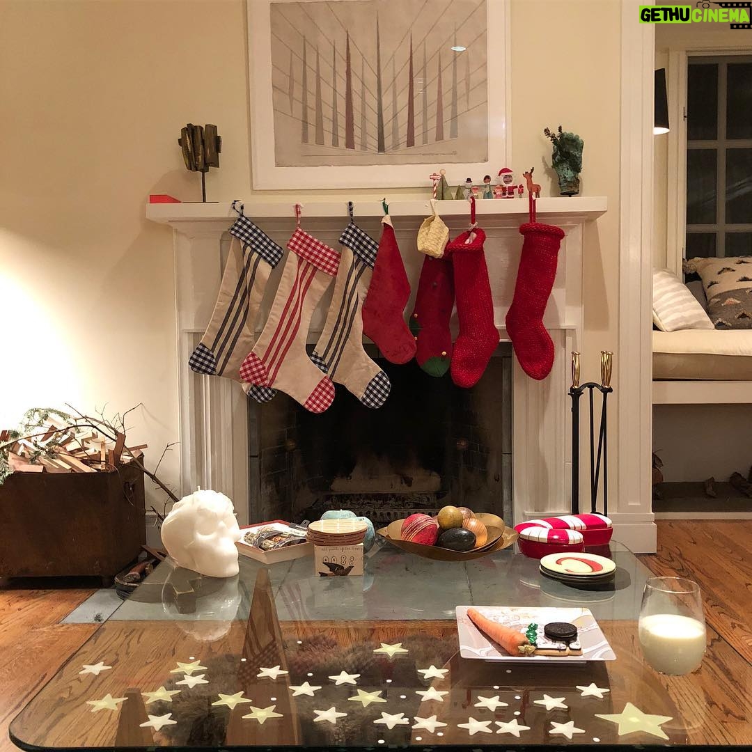Claire Danes - 4.7K Likes - And to all, a good collapse! 🎄🎁😘