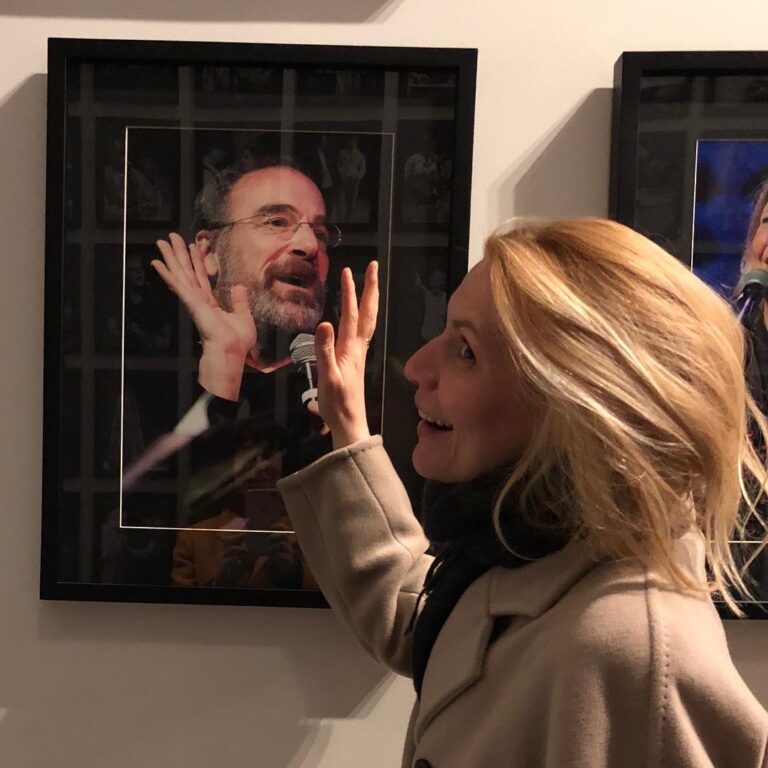 Claire Danes Instagram - High-fiving my main Mandy during a trip to The Public Theatre, where I saw Kings, which I thought was terrific. How’s that for a sentence?! #thepublictheater #i❤️ny