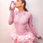 Claudia Leitte Instagram - Um é pouco, dois é bom, mas quando são três sabores incríveis, é demais de delicioso! Se tem uma coisa que eu adoro é uma parceria que chega chegando! Vem aí os espumantes mais gostosos do verão e em breve você vai poder experimentar um por um! 🥂 📸 @nara