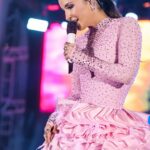 Claudia Leitte Instagram - Quando assistir aos meus shows, veja meus figurinos como partes da história que estou contando em cada apresentação. A música ganha cor através das imagens, das luzes, da movimentação, da disposição do cenário… porque vivo intensamente a alegria de cantar pra você, que não caberia só em versos, prosas e melodias… 🥹😮‍💨 Mas, venha cá, qual o seu look favorito desses últimos shows? ;)