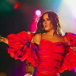 Claudia Leitte Instagram - Quando assistir aos meus shows, veja meus figurinos como partes da história que estou contando em cada apresentação. A música ganha cor através das imagens, das luzes, da movimentação, da disposição do cenário… porque vivo intensamente a alegria de cantar pra você, que não caberia só em versos, prosas e melodias… 🥹😮‍💨 Mas, venha cá, qual o seu look favorito desses últimos shows? ;)