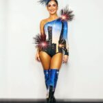 Claudia Leitte Instagram - Quando assistir aos meus shows, veja meus figurinos como partes da história que estou contando em cada apresentação. A música ganha cor através das imagens, das luzes, da movimentação, da disposição do cenário… porque vivo intensamente a alegria de cantar pra você, que não caberia só em versos, prosas e melodias… 🥹😮‍💨 Mas, venha cá, qual o seu look favorito desses últimos shows? ;)