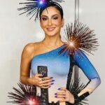 Claudia Leitte Instagram - Quando assistir aos meus shows, veja meus figurinos como partes da história que estou contando em cada apresentação. A música ganha cor através das imagens, das luzes, da movimentação, da disposição do cenário… porque vivo intensamente a alegria de cantar pra você, que não caberia só em versos, prosas e melodias… 🥹😮‍💨 Mas, venha cá, qual o seu look favorito desses últimos shows? ;)