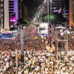 Claudia Leitte Instagram - Ah, que coisa linda! Tive a honra de fazer o Réveillon na Paulista! Meu coração explodindo feito os fogos, uma multidão sem fim e um espetáculo de público! Obrigada, Sampa, pela magia de cantar no coração da cidade, num momento tão especial! … eu me vesti com an Aurora do céu paulistano! 😊 Feliz Ano Novo, Brasil!! 🇧🇷 Que nossos sonhos, pensamentos e planos estejam alinhados com os de Deus! Amo vocês! 2024, aperte os cintos porque a gente chegou com tudo! Te amo, #Sampa! @prefsp @smculturasp @alinetorressp @prefeitoricardonunes parabéns pelo evento lindo e, mais uma vez, Valeu!!! 🙏🏻