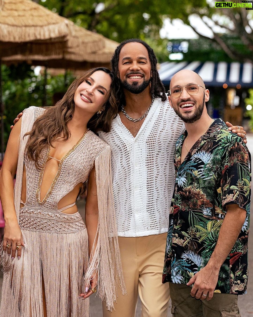 Claudia Leitte Instagram - Hoje eu só quero amor! Chega de sofrer! Vou ver o sol nascer! Tristeza acabou! Pra frente é que se vai! Uma música feita de interjeições e onomatopeias… 🤭 chic e simples! Chic porque é simples! 🕶️
