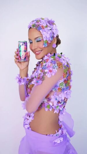 Claudia Leitte Instagram - #TBT lembrando que só faltam 22 dias pro Carnaval começar e a gente EXTRAVASAR! Em breve uma novidade pra você extravasar e descobrir um novo sabor para celebrar 🥂

📸: @nara