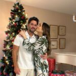 Claudia Leitte Instagram - Por aqui rolou Aniversário de Jesus com direito à ceia perfeita, família espetacular, vinho novo para odres novas, amigo secreto engraçadíssimo, saúde, paz e o maior amor!!! Viva Jesus!!!! Tudo isso porque Ele nasceu! Quem dividiu a história da humanidade, entre antes da sua vinda e depois dela, sem internet, sem microfone, com um plano perfeito, 12 caras imperfeitos e AMOR INCONDICIONAL?! O Rei da Glória! “Todo joelho se dobrará!” Jesus vive! FELIZ ANIVERSÁRIO DO NOSSO SALVADOR PARA TODOS!