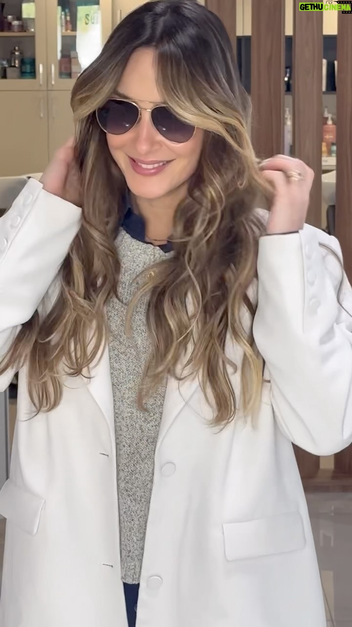 Claudia Leitte Instagram - Ganhei luzes no cabelo 💇♀️ … entrei no carro me curtindo 🪞 … marido elogiou 👩❤️👨 … mas, o melhor da trajetória foi conseguir o registro final! 🥹🥹🥹🥹🥹🥹🥹🥹🥹🥹🥹🥹 Concorda?