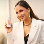 Claudia Leitte Instagram - Adoro vinho porque não precisa de um ocasião especial para beber, ele faz a ocasião ser especial 🍷 Essa retrospectiva é para marcar 1 ano ao lado da @artsevinhos os melhores vinhos em lata que você vai experimentar. Uma marca linda, moderna e jovem, que tenho o maior orgulho de fazer parte 💜 Se é para valorizar o que é nosso, trocar a formalidade de beber vinhos pela diversão e apoiar uma mulher empreendedora @jaquelinebarsi eu to dentro 🫶 #bebacommoderação #proibidoparamenores 📸: @nara