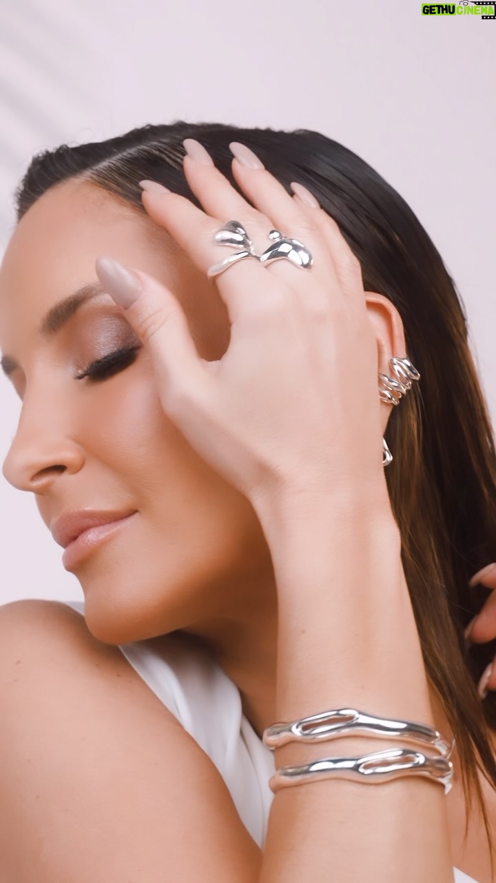 Claudia Leitte Instagram - A família Nexo é a expressão máxima da sofisticação. Cada peça é uma declaração atemporal de estilo, elevando o seu look! Comece o ano com elegância, significado e muita beleza. 💖✨ Aposte em peças que te farão se destacar! #FamíliaNexo #BarbaraPorto #ClaudiaLeitte #Elos #SemiJoias #ColeçãoElos #FamíliaNexo #BarbaraPorto