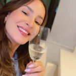 Claudia Leitte Instagram - Sexta-feira tem que ser com @artsevinhos! A melhor pedida! #WineOClock #Vinhos #wine 🍷 #Liquitiqui #bebacommoderação #proibidoparamenoresde18anos