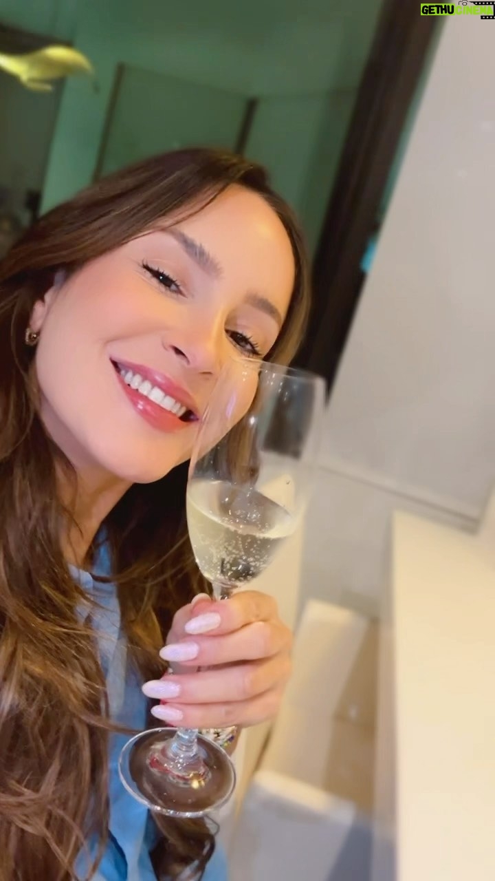 Claudia Leitte Instagram - Sexta-feira tem que ser com @artsevinhos! A melhor pedida! #WineOClock #Vinhos #wine 🍷 #Liquitiqui #bebacommoderação #proibidoparamenoresde18anos