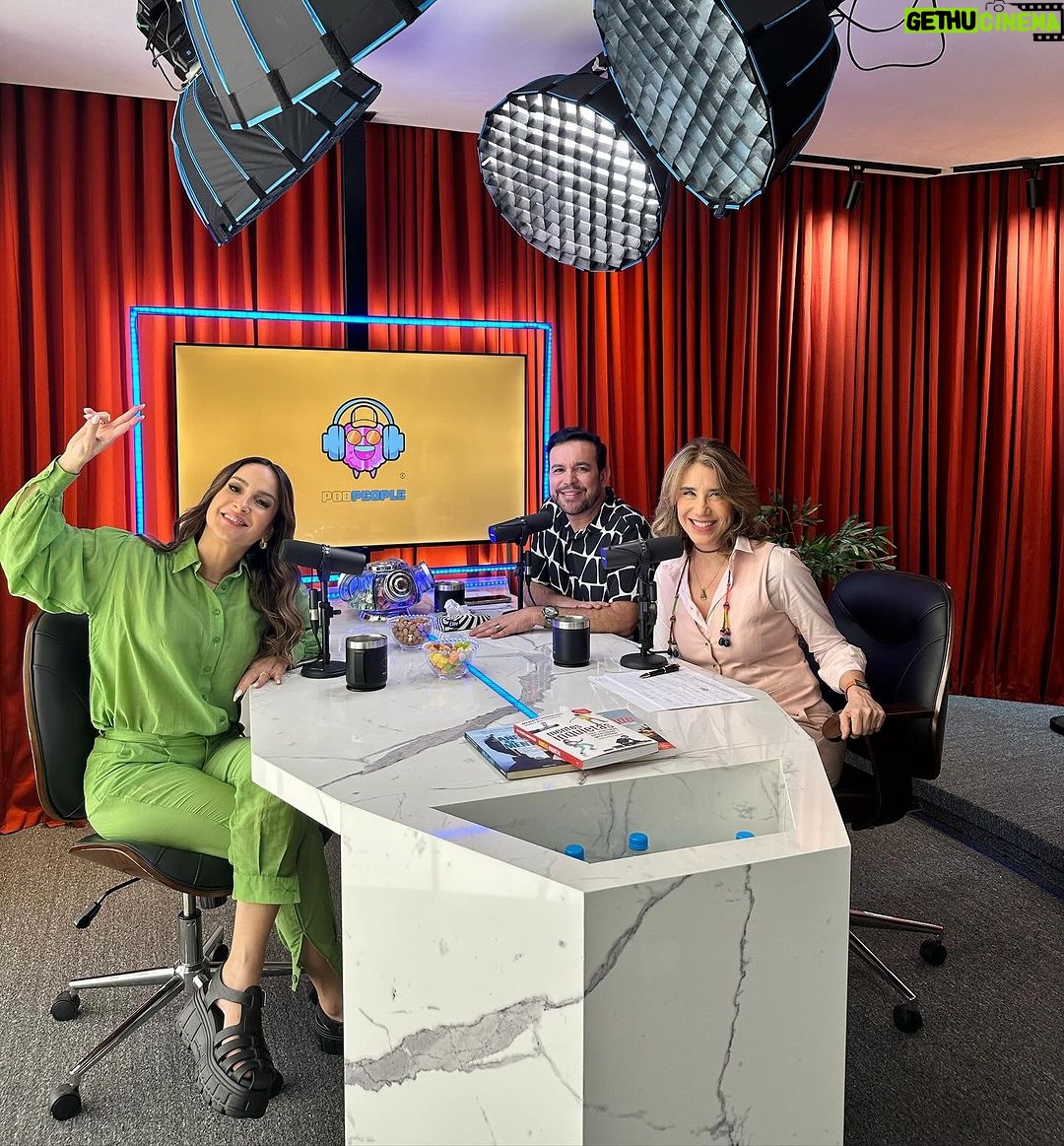 Claudia Leitte Instagram - Quanta emoção! Meu primeiro podcast foi incrível, amei estar ao lado dos maravilhosos @anabeatriz11 e @alexpsicologo! @podpeople_, obrigada pela acolhida! Valeu demais✨🫶🏽🤗!