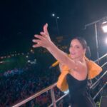 Claudia Leitte Instagram - Foi massa ver todos vocês dançando e cantando #Liquitiqui 🎼🎤!!! Amei cada segundo, Recife! Que o nosso reencontro seja breve, pra gente liquitiquiar ainda mais💜🤩! 🎥: @v2filmes