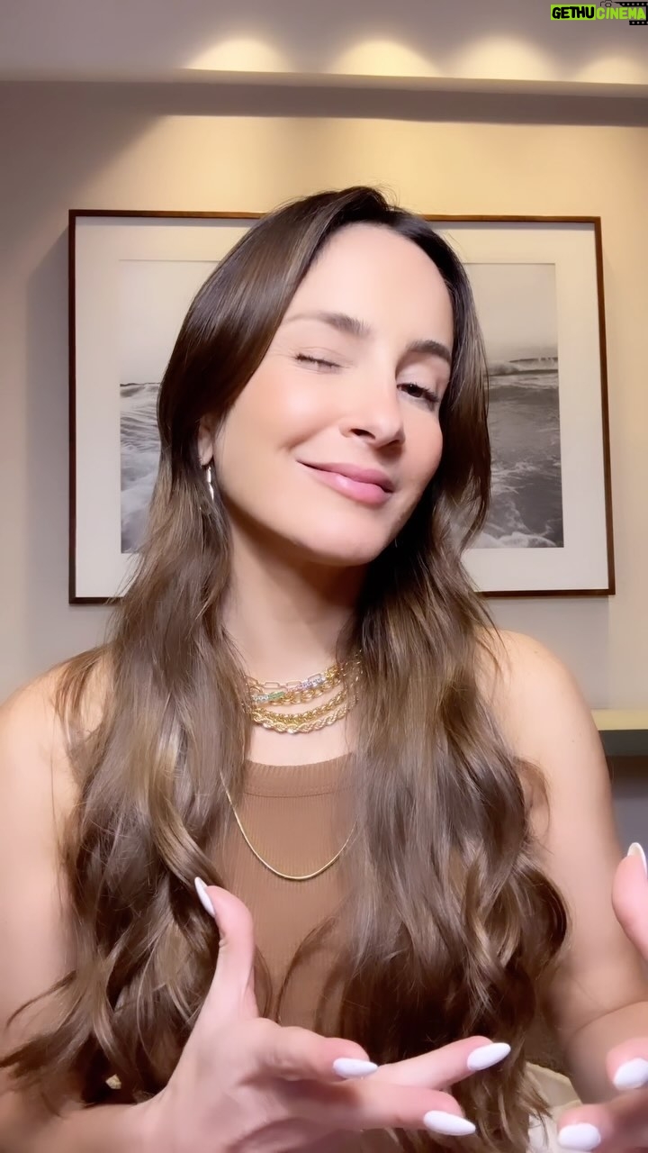 Claudia Leitte Instagram - Intensidade, reviravoltas, três mulheres se apoiando mutuamente… e quando você pensa que algo aconteceu, tudo se transforma🤩! A superprodução da Marvel chegou aos cinemas e eu tô doida pra assistir! Pelo trailler já vi que o filme tá massa… um trio de mulheres fortes e incríveis, pra gente vibrar junto e se inspirar 💙💙💙!!!! #AsMarvels, uma superprodução da Marvel Studios, hoje nos cinemas. Garante seu ingresso e bora!!! @marvel #AsMarvels #Publicidade