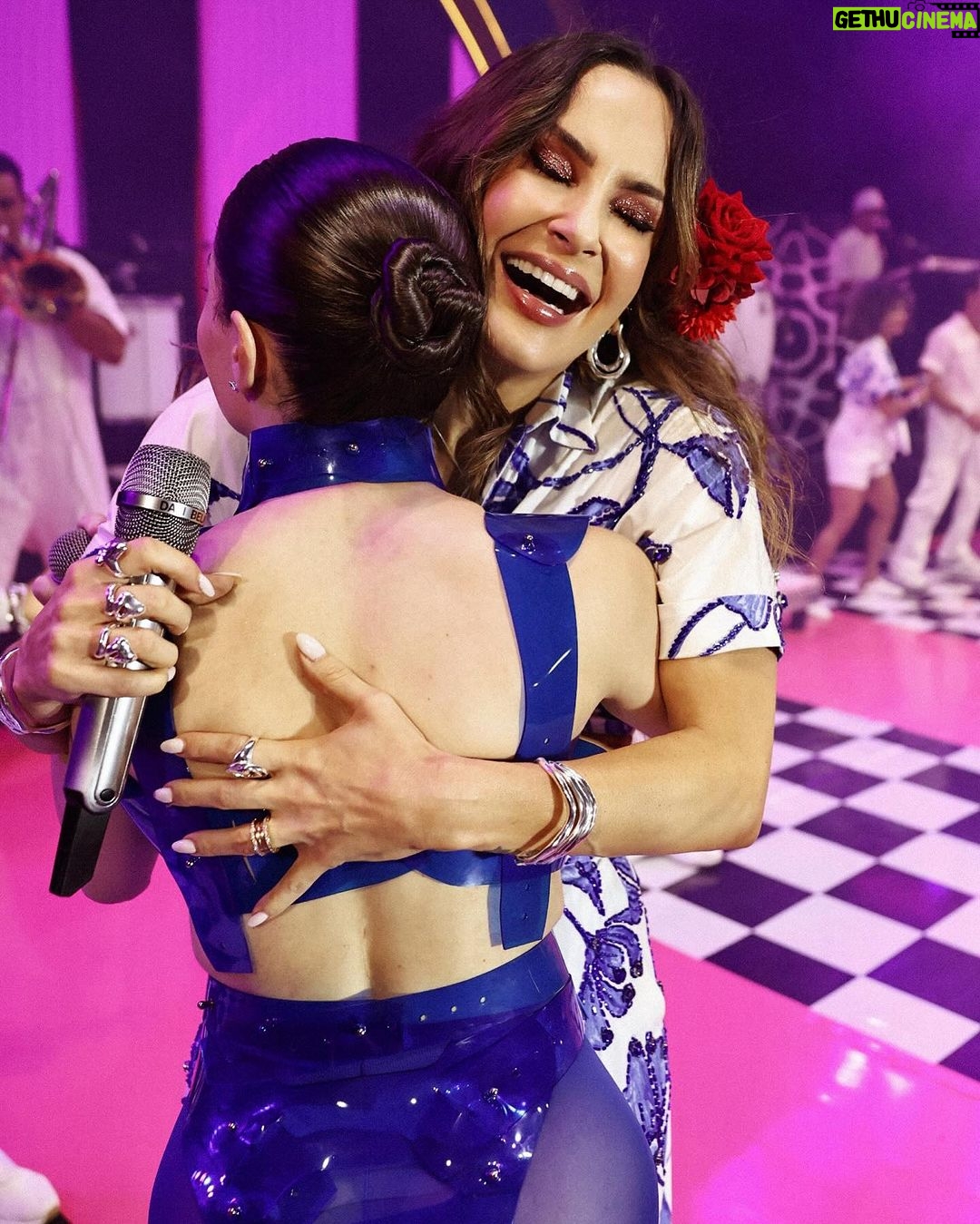 Claudia Leitte Instagram - Ontem @gessicakayane comeu com farinha e eu posso provar! Parabéns, rainha dessa internet de meu Deus!! No #Realverso vc também domina a parada! Olhem meus stories antes que sumam. Ps. A corda do caranguejo com @leandrinhadu no centro foi surreal! Ps2. #Liquitiqui comandado por @cristianbellk foi mais que perfeito! PS3. @hiago_arraes você é minha estranha! PS4. Hoje tem The Voice Brasil, pessoal! Minha despedida! 🥹🥹🥹🥹