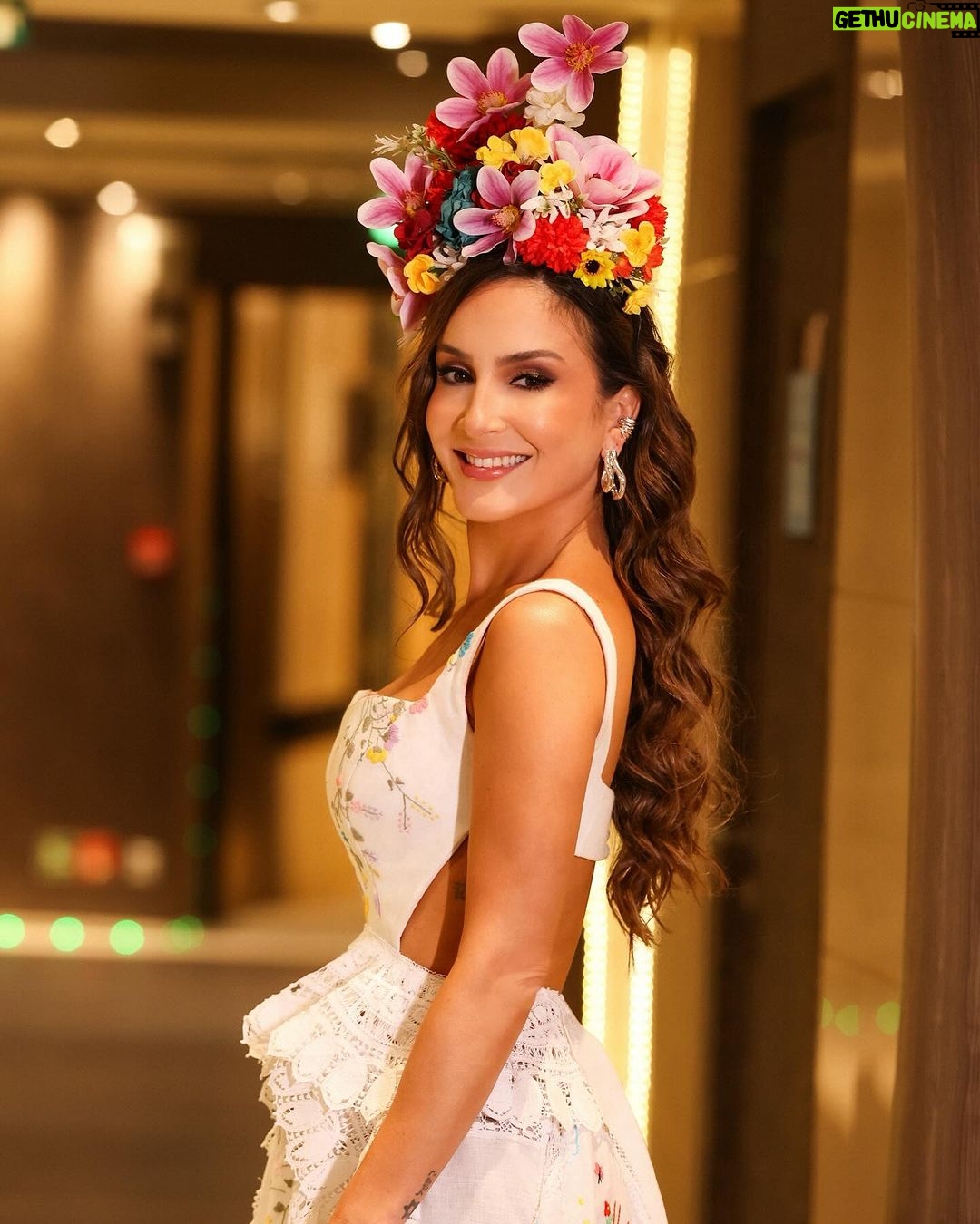Claudia Leitte Instagram - Uma florzinha tropical essa menina, viu? É que @marthamedeirosreal sempre veste minha alma! ;) O look de ontem à noite, no #BaileDoNegoVeio em alto mar, tava lindo, né?