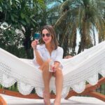 Claudia Leitte Instagram - Adoro vinho porque não precisa de um ocasião especial para beber, ele faz a ocasião ser especial 🍷 Essa retrospectiva é para marcar 1 ano ao lado da @artsevinhos os melhores vinhos em lata que você vai experimentar. Uma marca linda, moderna e jovem, que tenho o maior orgulho de fazer parte 💜 Se é para valorizar o que é nosso, trocar a formalidade de beber vinhos pela diversão e apoiar uma mulher empreendedora @jaquelinebarsi eu to dentro 🫶 #bebacommoderação #proibidoparamenores 📸: @nara