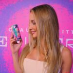 Claudia Leitte Instagram - Adoro vinho porque não precisa de um ocasião especial para beber, ele faz a ocasião ser especial 🍷 Essa retrospectiva é para marcar 1 ano ao lado da @artsevinhos os melhores vinhos em lata que você vai experimentar. Uma marca linda, moderna e jovem, que tenho o maior orgulho de fazer parte 💜 Se é para valorizar o que é nosso, trocar a formalidade de beber vinhos pela diversão e apoiar uma mulher empreendedora @jaquelinebarsi eu to dentro 🫶 #bebacommoderação #proibidoparamenores 📸: @nara