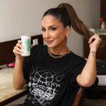 Claudia Leitte Instagram - Adoro vinho porque não precisa de um ocasião especial para beber, ele faz a ocasião ser especial 🍷 Essa retrospectiva é para marcar 1 ano ao lado da @artsevinhos os melhores vinhos em lata que você vai experimentar. Uma marca linda, moderna e jovem, que tenho o maior orgulho de fazer parte 💜 Se é para valorizar o que é nosso, trocar a formalidade de beber vinhos pela diversão e apoiar uma mulher empreendedora @jaquelinebarsi eu to dentro 🫶 #bebacommoderação #proibidoparamenores 📸: @nara