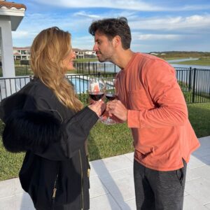 Claudia Leitte Instagram - Adoro vinho porque não precisa de um ocasião especial para beber, ele faz a ocasião ser especial 🍷 Essa retrospectiva é para marcar 1 ano ao lado da @artsevinhos os melhores vinhos em lata que você vai experimentar. Uma marca linda, moderna e jovem, que tenho o maior orgulho de fazer parte 💜 Se é para valorizar o que é nosso, trocar a formalidade de beber vinhos pela diversão e apoiar uma mulher empreendedora @jaquelinebarsi eu to dentro 🫶 #bebacommoderação #proibidoparamenores

📸: @nara