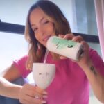 Claudia Leitte Instagram - Adoro vinho porque não precisa de um ocasião especial para beber, ele faz a ocasião ser especial 🍷 Essa retrospectiva é para marcar 1 ano ao lado da @artsevinhos os melhores vinhos em lata que você vai experimentar. Uma marca linda, moderna e jovem, que tenho o maior orgulho de fazer parte 💜 Se é para valorizar o que é nosso, trocar a formalidade de beber vinhos pela diversão e apoiar uma mulher empreendedora @jaquelinebarsi eu to dentro 🫶 #bebacommoderação #proibidoparamenores 📸: @nara