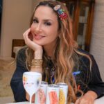 Claudia Leitte Instagram - Adoro vinho porque não precisa de um ocasião especial para beber, ele faz a ocasião ser especial 🍷 Essa retrospectiva é para marcar 1 ano ao lado da @artsevinhos os melhores vinhos em lata que você vai experimentar. Uma marca linda, moderna e jovem, que tenho o maior orgulho de fazer parte 💜 Se é para valorizar o que é nosso, trocar a formalidade de beber vinhos pela diversão e apoiar uma mulher empreendedora @jaquelinebarsi eu to dentro 🫶 #bebacommoderação #proibidoparamenores 📸: @nara