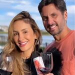Claudia Leitte Instagram - Adoro vinho porque não precisa de um ocasião especial para beber, ele faz a ocasião ser especial 🍷 Essa retrospectiva é para marcar 1 ano ao lado da @artsevinhos os melhores vinhos em lata que você vai experimentar. Uma marca linda, moderna e jovem, que tenho o maior orgulho de fazer parte 💜 Se é para valorizar o que é nosso, trocar a formalidade de beber vinhos pela diversão e apoiar uma mulher empreendedora @jaquelinebarsi eu to dentro 🫶 #bebacommoderação #proibidoparamenores 📸: @nara