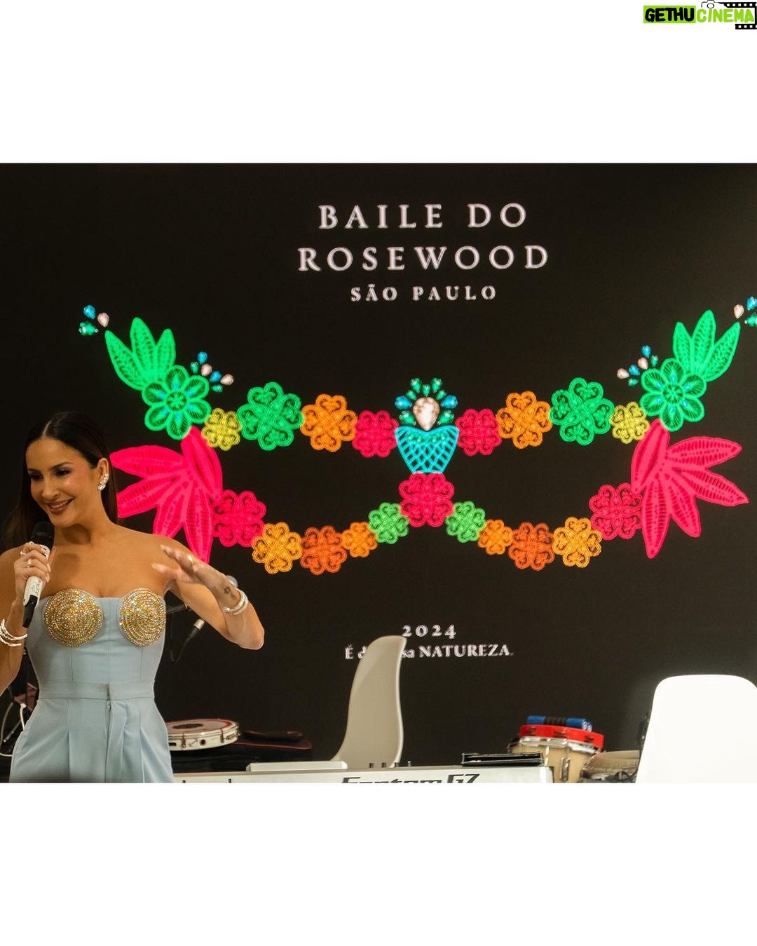 Claudia Leitte Instagram - #OCarnavalDaMinhaVida começa na madrugada de hoje com #Liquitiqui, embala o #VeraoDosMeusSonhos, aterrisa no #BaileDoRosewood, invade o circuito Barra-Ondina e desembarca na @vibrasaopaulo, dias 08 e 09 de abril. Mas, a gente tá só começando, né, @opusentretenimento ?!