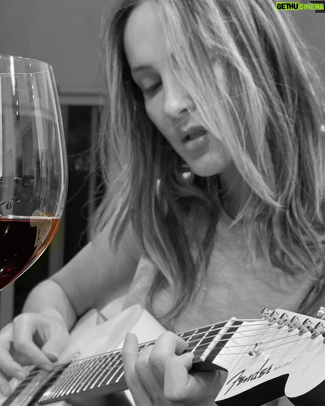 Claudia Leitte Instagram - Luz e música e luz e música… 🍷
