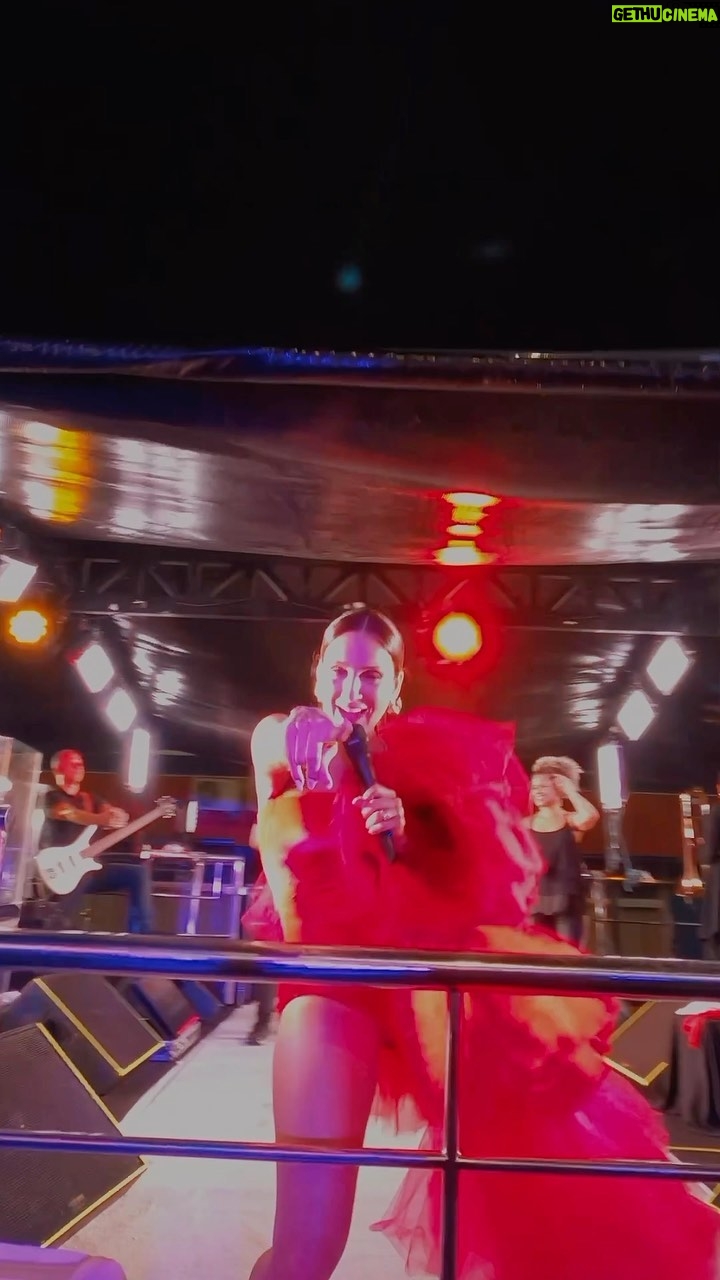 Claudia Leitte Instagram - Postando vídeo de ontem em Santa Catarina, mas, já já tem o de Goiás! Direto do #Folianópolis para o #CaldasCountry! ;)
