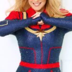 Claudia Leitte Instagram - Pessoal, tô aqui pra convidar vocês pra uma experiência épica, nos cinemas, tão massa quanto a emoção que vivi no carnaval de 2019, grávida, vestida de Capitã Marvel, me sentindo superpoderosa 🤩! #AsMarvels, uma superprodução da Marvel Studios, estreia em 9 de novembro, com um trio de mulheres incríveis!!! Já garanto que vem coisa boa por aí!!! @marvelbrasil #AsMarvels #Publicidade