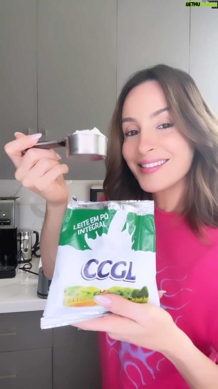 Claudia Leitte Instagram - Uma dica super saborosa que me da energia para encarar a correria do dia a dia é o leite em pó da @ccgloficial. É super prático e delicioso, parceiro para todas as horas 🥛🤍.