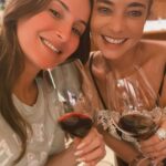 Claudia Leitte Instagram - Quando você vai cuidar da pele e entende que é sobre cuidar do coração. Uma das minhas maiores amigas, minha dermatologista há 20 anos, minha parceira na criação de @yon.cosmeticos, @karlaassed, é linda demais!