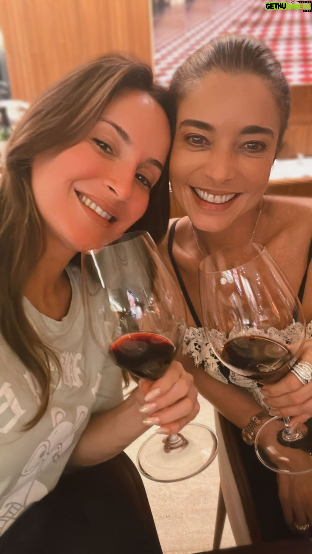 Claudia Leitte Instagram - Quando você vai cuidar da pele e entende que é sobre cuidar do coração. Uma das minhas maiores amigas, minha dermatologista há 20 anos, minha parceira na criação de @yon.cosmeticos, @karlaassed, é linda demais!
