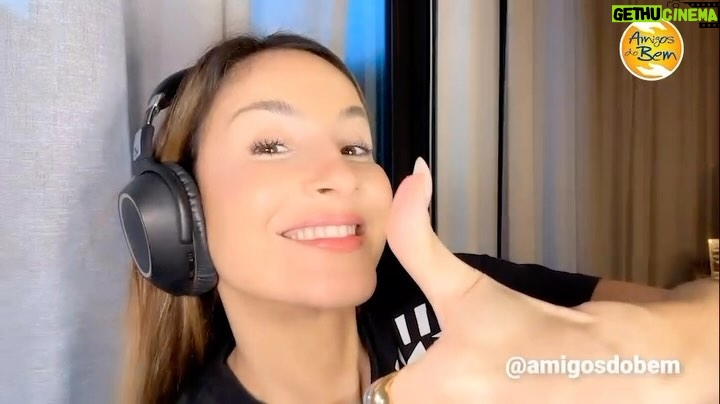 Claudia Leitte Instagram - “Eu quero ter um milhão de amigos e bem mais forte poder cantar” Pra celebrar os 30 anos do Amigos do Bem, eu tenho um desafio pra quem é mais que amigo, pra quem é Amigo do Bem! Você já conhece os Amigos do Bem? Um projeto maravilhoso do qual sou Embaixadora e conheço de perto! Há 30 anos, eles estão transformando milhares de vidas no sertão nordestino. Juntos, a gente pode fazer muito mais. Pra isso, quero ver todo mundo seguindo e compartilhando o @amigosdobem no Instagram pra gente atingir 1 milhão de seguidores. Vai lá! Vocês precisam conhecer este projeto, é incrivel! #ummilhaodeamigosdobem