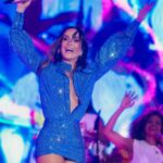 Claudia Leitte Instagram - Quando assistir aos meus shows, veja meus figurinos como partes da história que estou contando em cada apresentação. A música ganha cor através das imagens, das luzes, da movimentação, da disposição do cenário… porque vivo intensamente a alegria de cantar pra você, que não caberia só em versos, prosas e melodias… 🥹😮‍💨 Mas, venha cá, qual o seu look favorito desses últimos shows? ;)