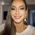 Claudia Leitte Instagram - Essa cantora tá muito bonita e elegante! Ela faz a make do show dela. :) As unhas estão escandalosamente lindas!