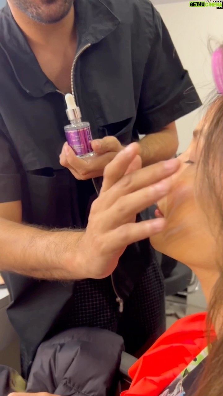 Claudia Leitte Instagram - Por aqui, o cuidado vai além 💜! @yon.cosmeticos